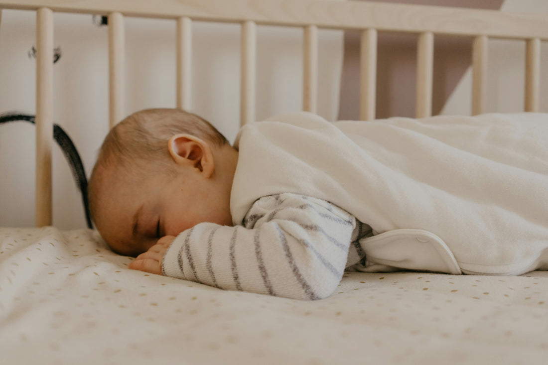 nouveau-né endormi paisiblement grâce au bruit blanc dès la naissance